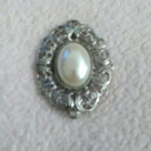 🎈Pearl Brooch